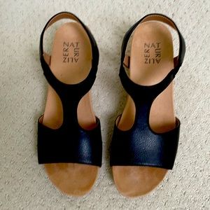 Naturalizer flex sandals, light and like new!